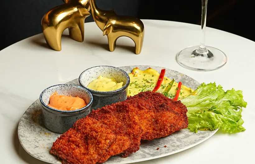 Crispy fried chicken with mayo dip