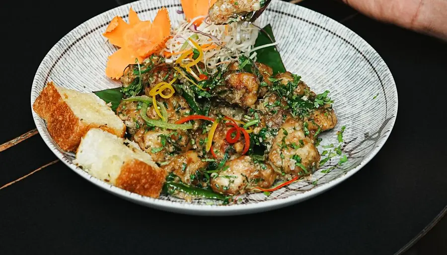 Coriander chicken with garlic bread