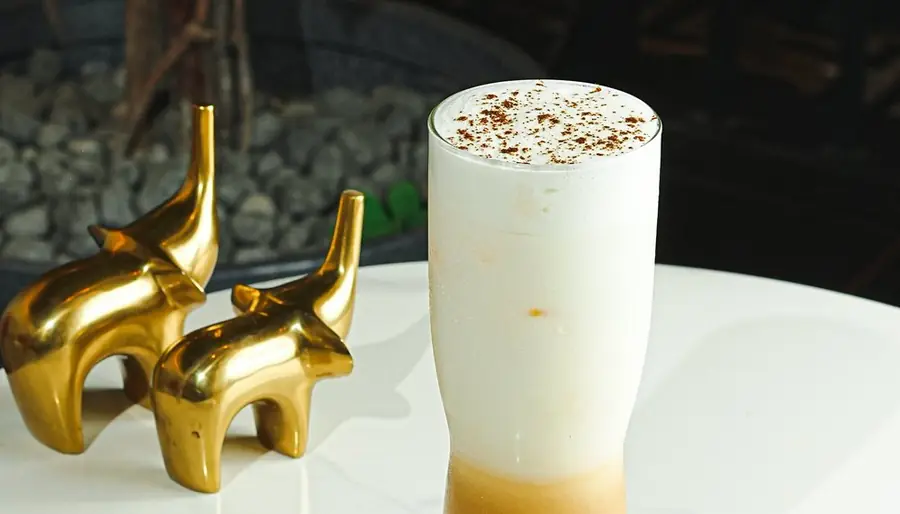 Iced latte dusted with cocoa