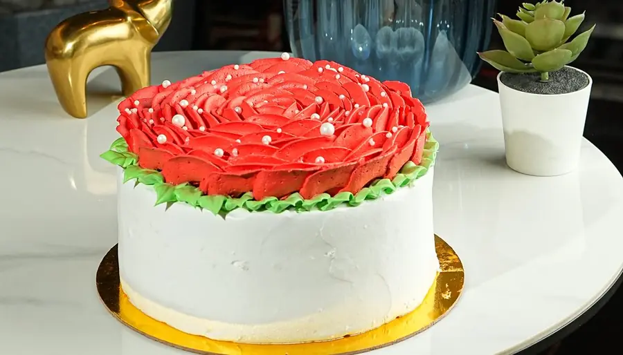Vanilla cake topped with a red rose